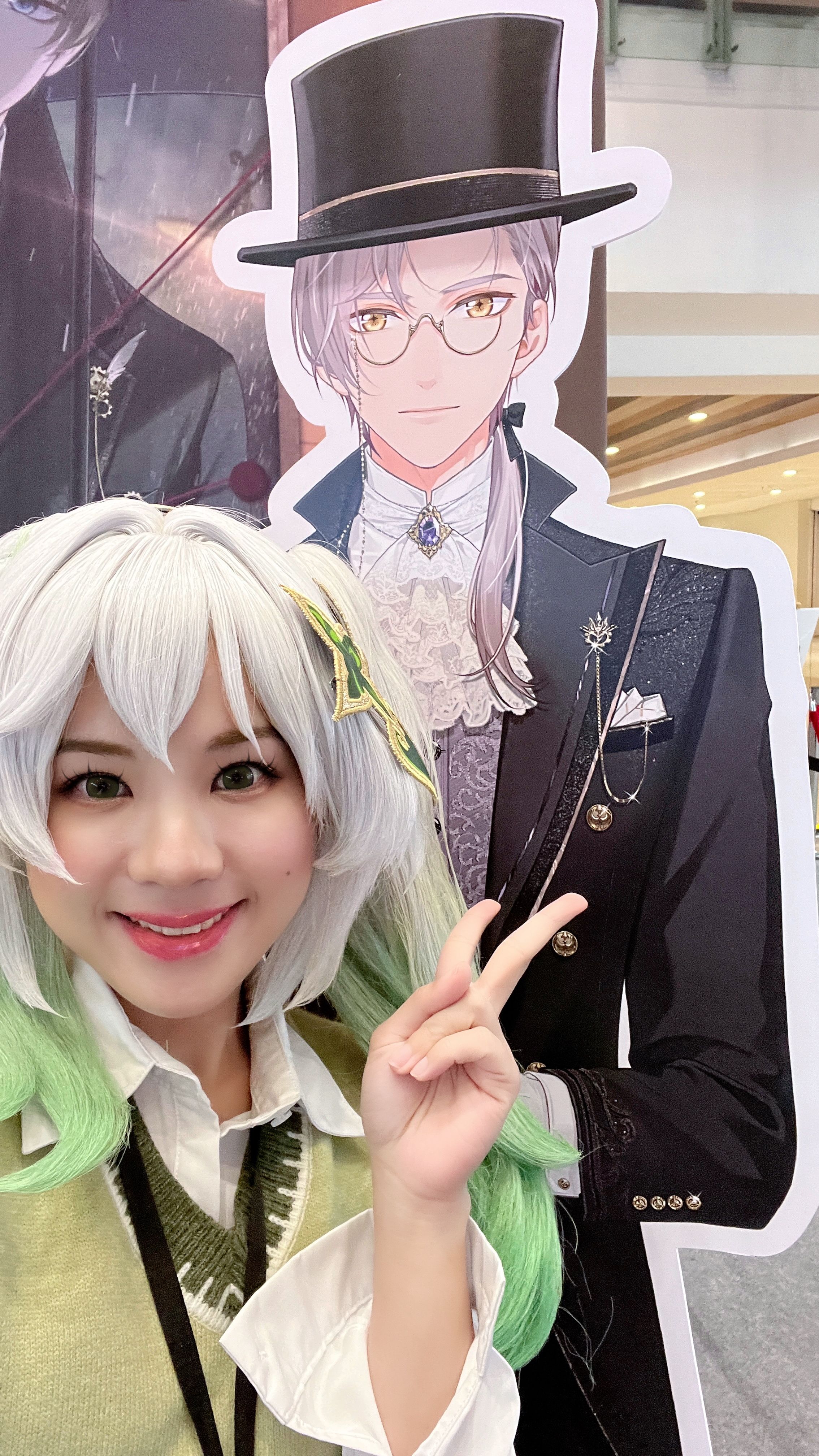 Vyn Ritcher Standee Slefie with Vyn Standee Tears of Themis | HoYoLAB